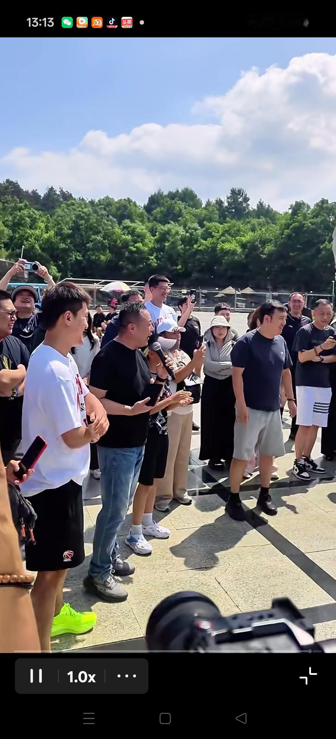 参加活动的吉林队姜伟泽，活动中投篮包丢了，连续投不中。
逗的球迷笑声不断，给小姜