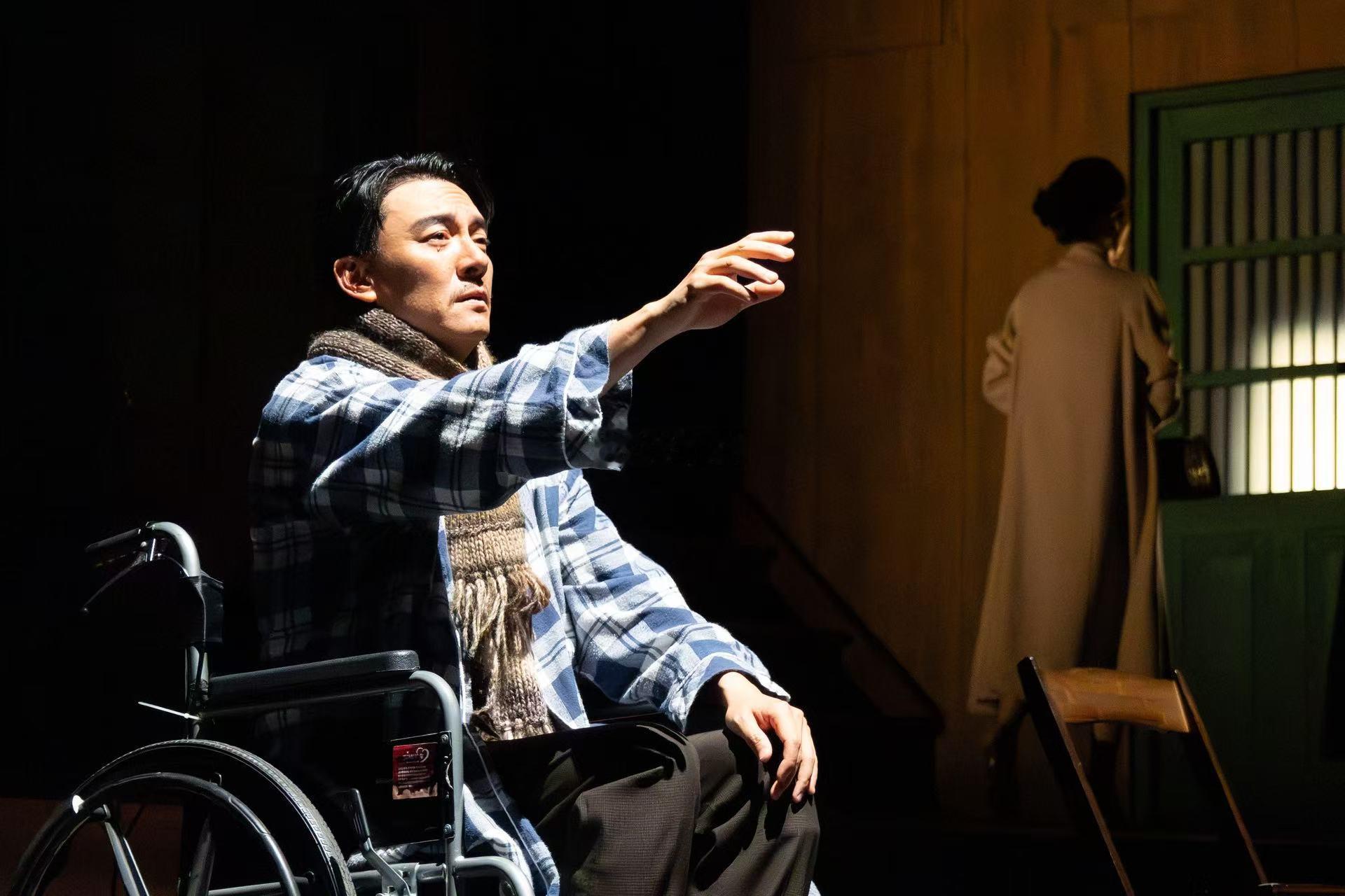 林依晨张震让我们吃的很好张震林依晨要来江西了 张震演话剧，林依晨也演话剧，而且都