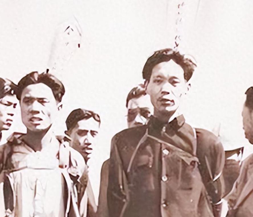 1947年，共产党员陈斌即将被敌人处决，他突然看到人群中有三个熟悉的身影，立马大