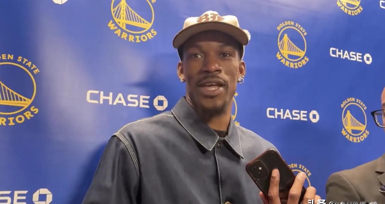 暂停时。
格林对着科尔咆哮，唾沫星子几乎喷到教练脸上。
更衣室通道里都能听见。