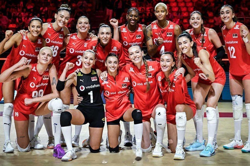 2025女排世锦赛小组赛第三轮，土耳其女排3-0加拿大女排（25-21 , 27