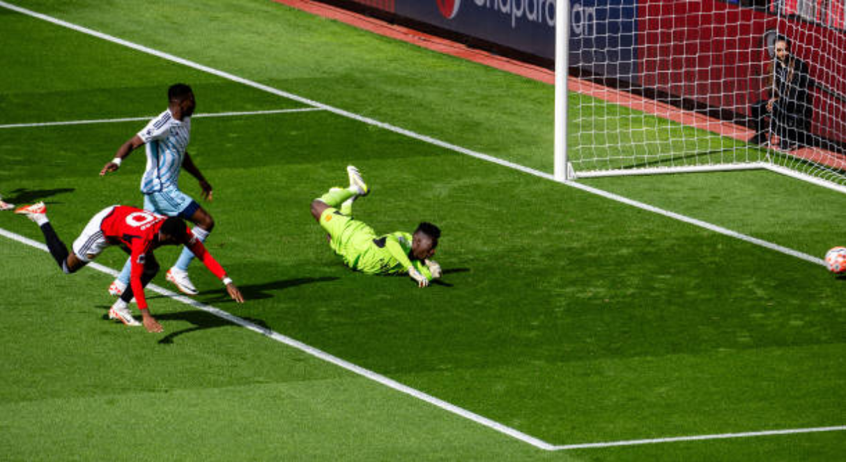 奥纳纳在意甲的门将丢球期望值是21.94，丢了24个；奥纳纳在英超的门将丢球期望