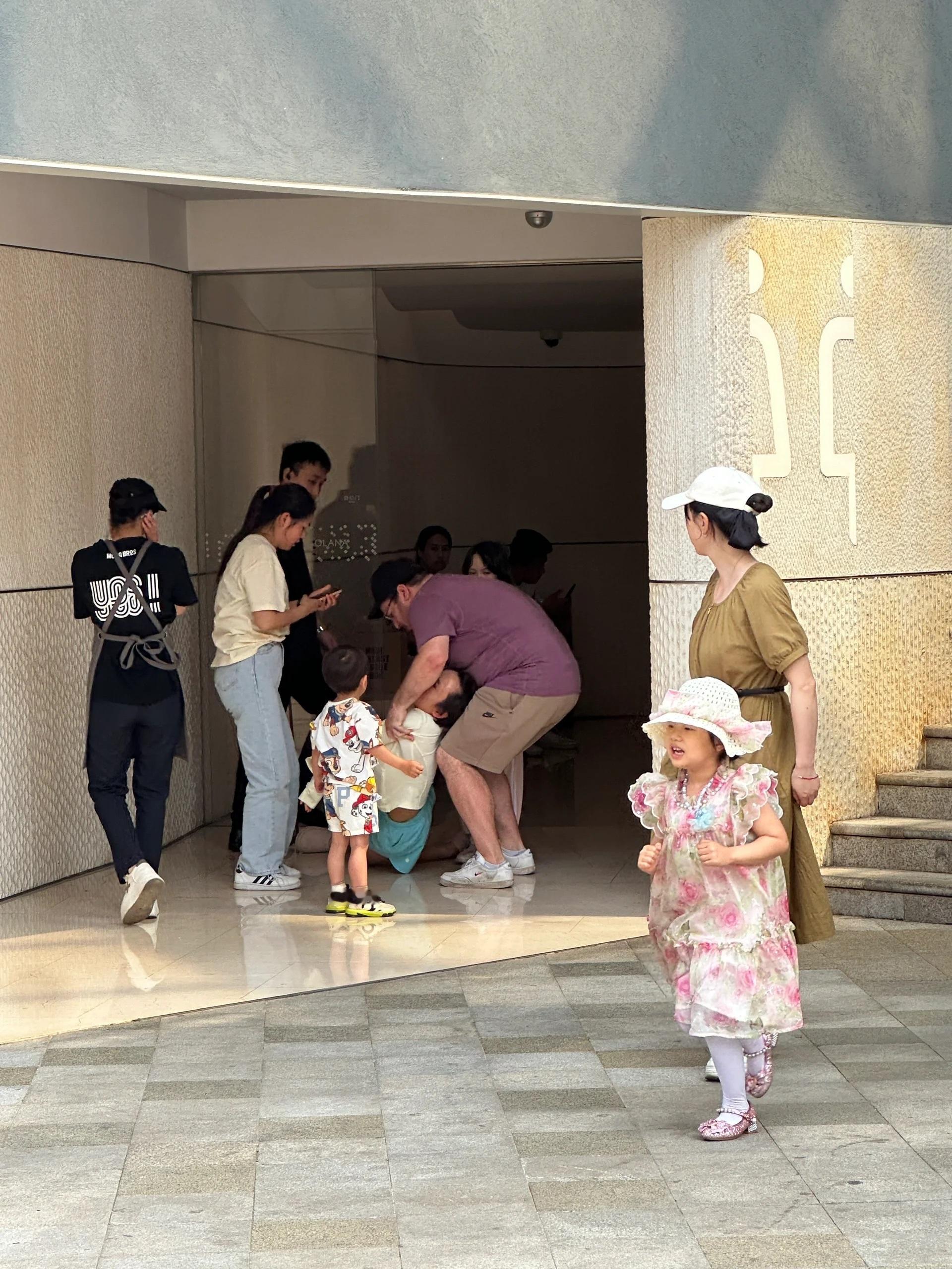 #张踩铃晕倒#网友偶遇在蓝港逛街的张踩铃一家，但这什么情况啊？好像是踩铃晕倒了？