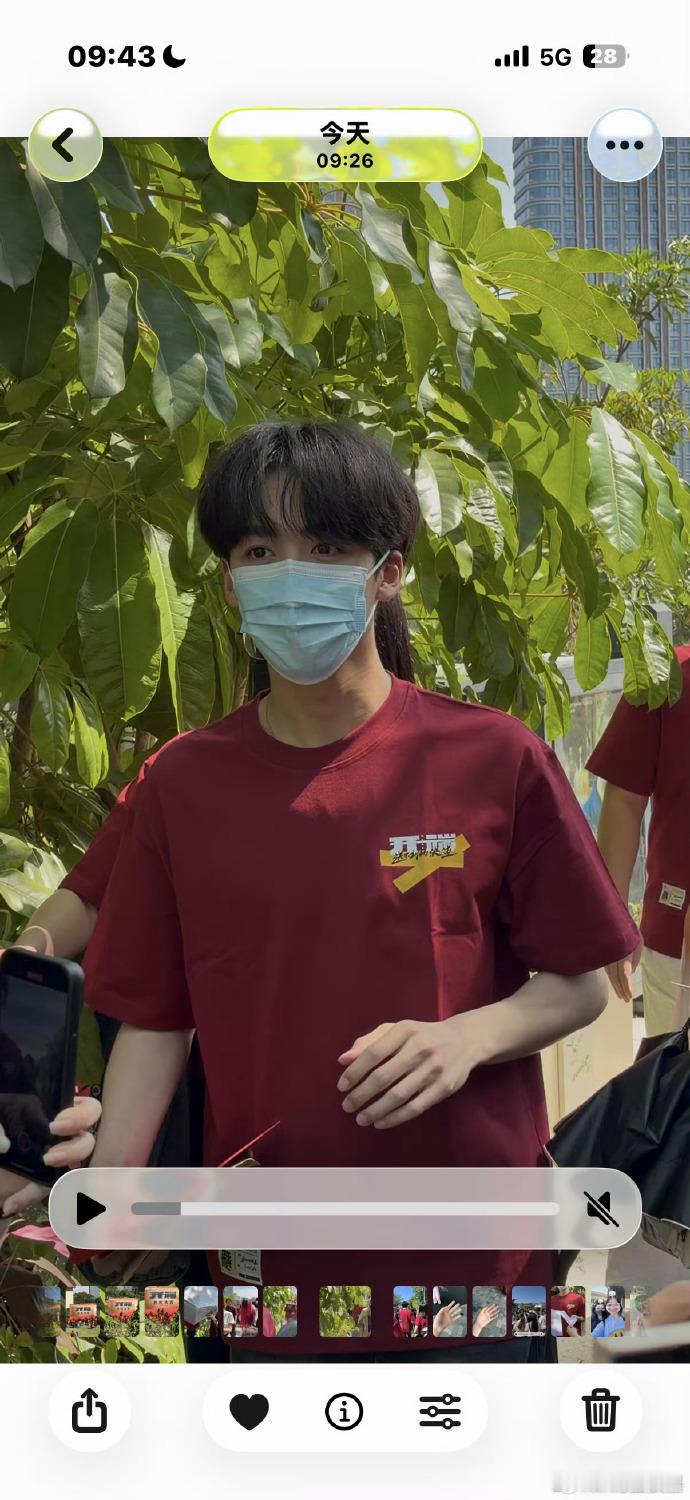 何洛洛刚拍完毕业照就进组何洛洛拍完毕业照拍开机照 学士服的青春余热还未消散，就换