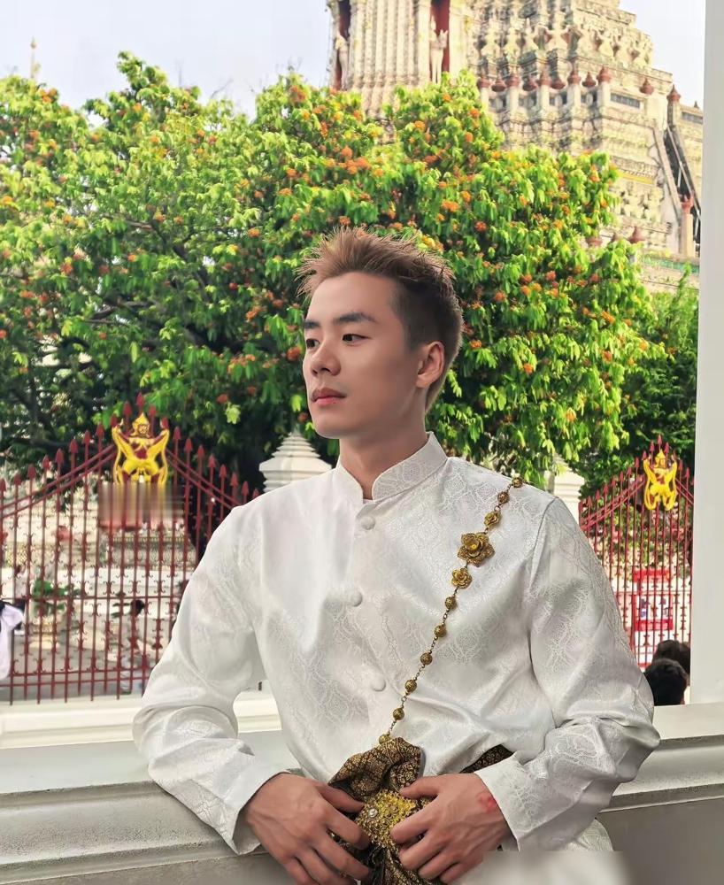 他亲手捧上神坛的对手，现在要亲手拆掉。

顿顿从泰国回来这一刀，砍得挺利落——直