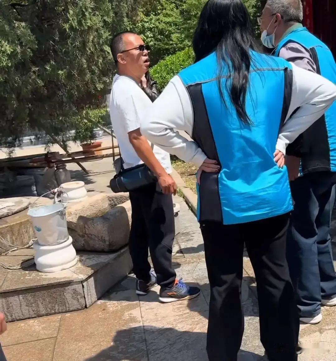 2026年5月1日青岛灵珠山菩提寺，一位白衣男子带着儿子要用井水洗手，走到井边要