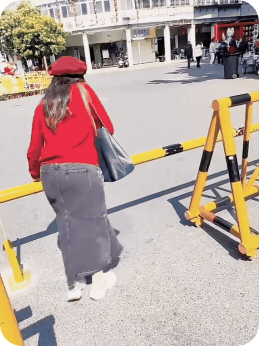 女子跨栏，低估高度，摔倒在地！
　　网友：你穿这裙子腿都迈不开，你还想跨栏？
搞