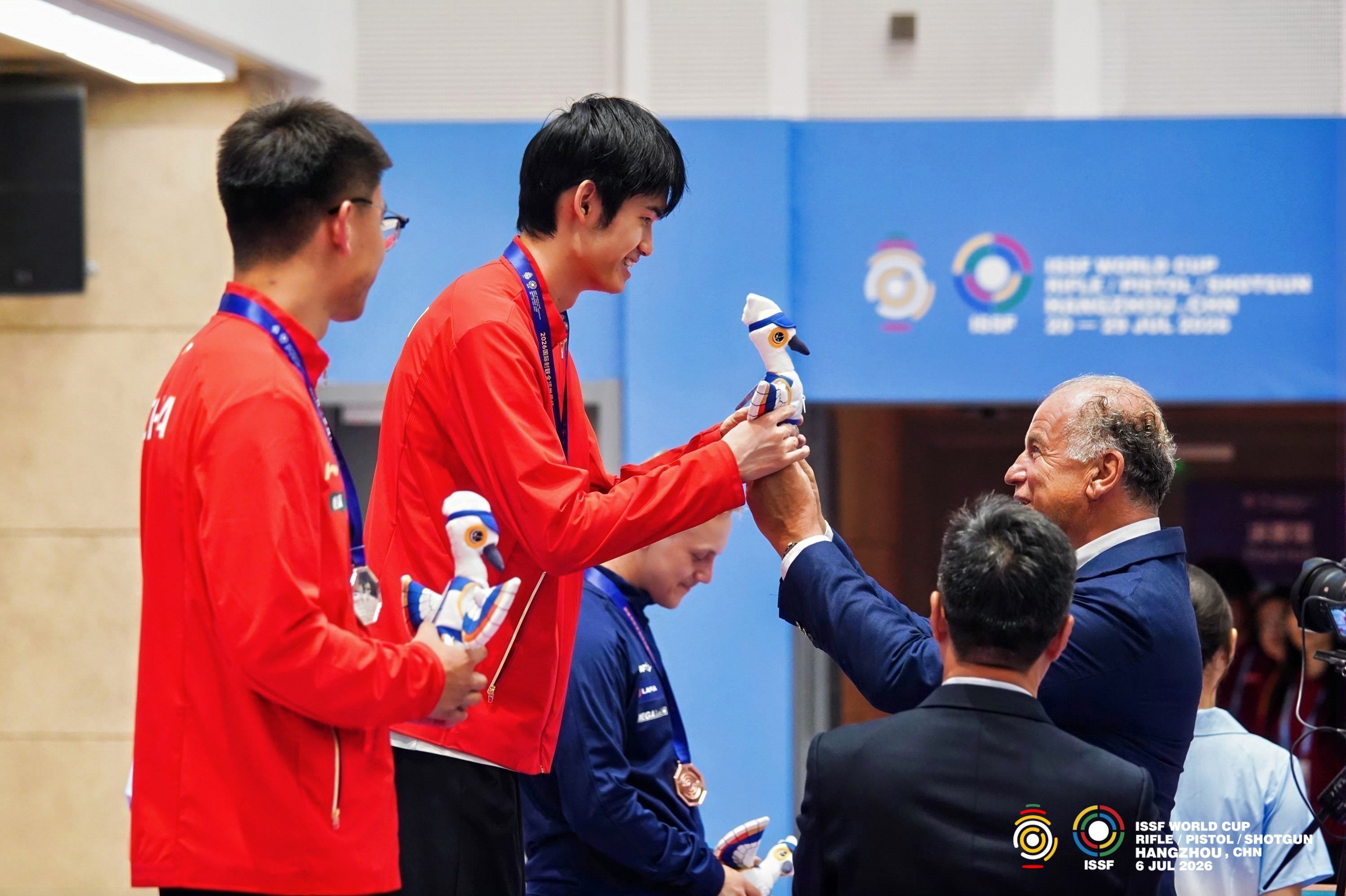 2026射击全项目世界杯中国站（杭州）男子10米气步枪颁奖仪式官方图片盛李豪、张
