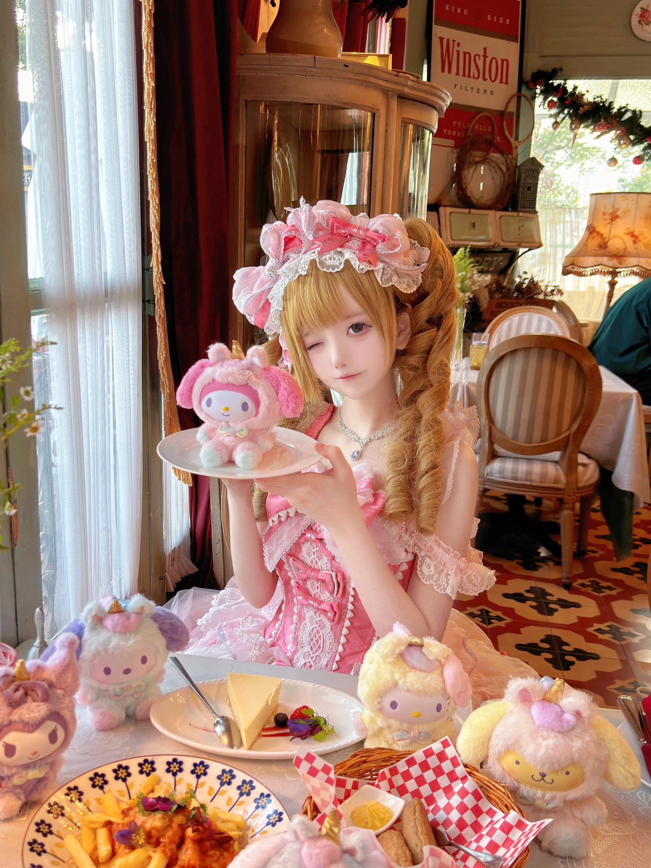 当我穿成洋娃娃去咖啡店…带着我的三丽鸥幻彩独角兽出门啦！ 谁懂冬天和毛...