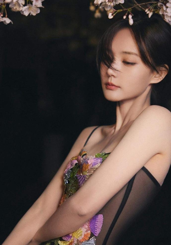 1.李一桐圈内口碑不错，性格随和好沟通，合作过的人很少说她坏话。她和田曦薇在综艺