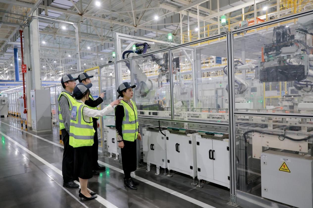 通过身边的朋友，发现一个有意思的事：以前开奔驰、宝马、奥迪的那批高收入人群，现在