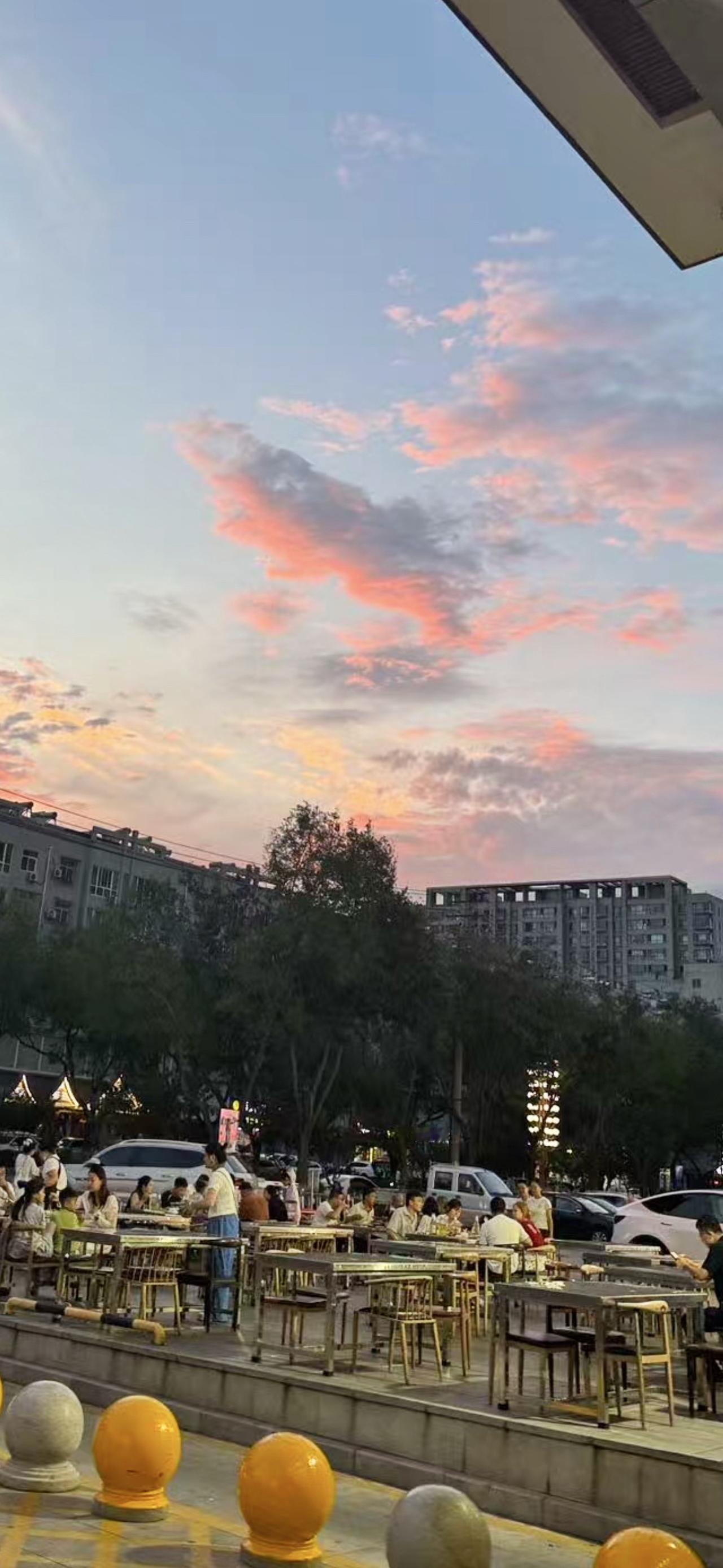 暮云流彩燃天际！