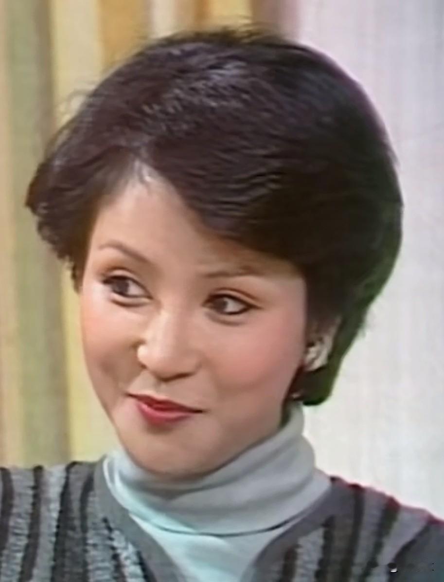 拉姑曾说，没把女儿生得更美，或许是没超过她自己吧😄。实际上，婷婷长得挺美，大气