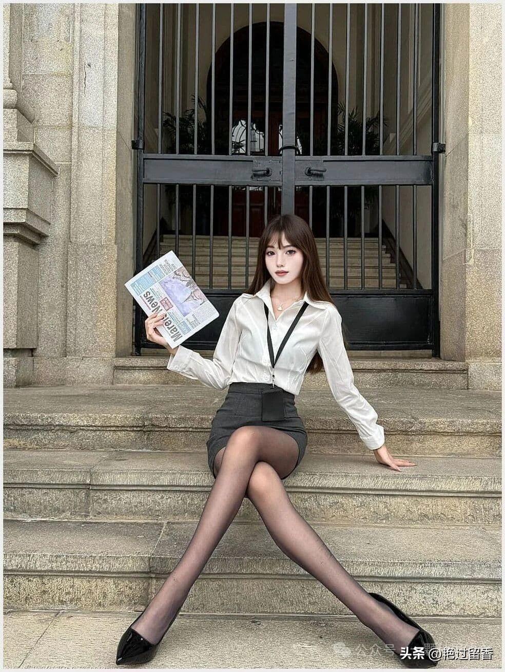优雅白领风，黑裙高跟鞋，都市女性范儿！