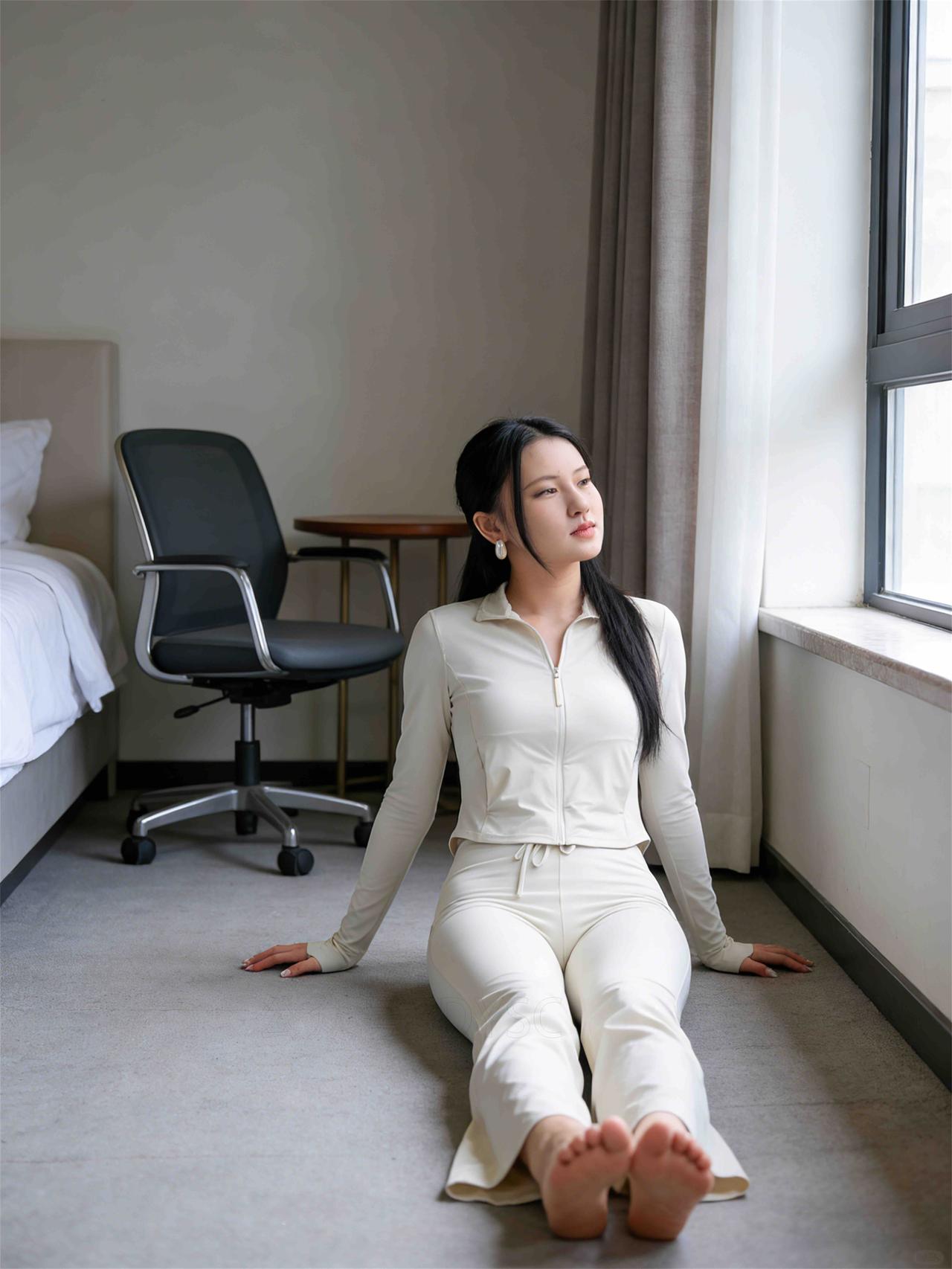 窗明几净，笑语盈盈。