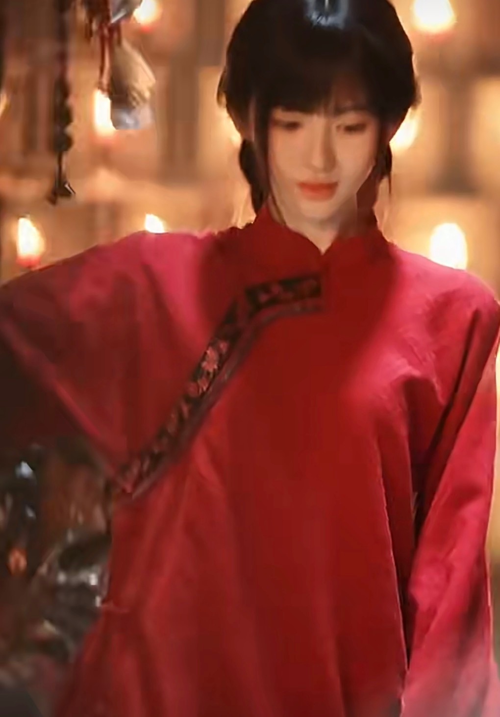 鞠婧祎红衣女祭司这个应该是昨天晚上的吧，这套妆造完全冷脸萌来的，夏夏你就顶着这张