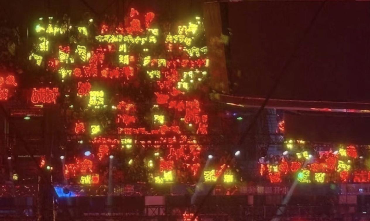 黄色是谁家的灯牌，还是肖战家的比较显眼 