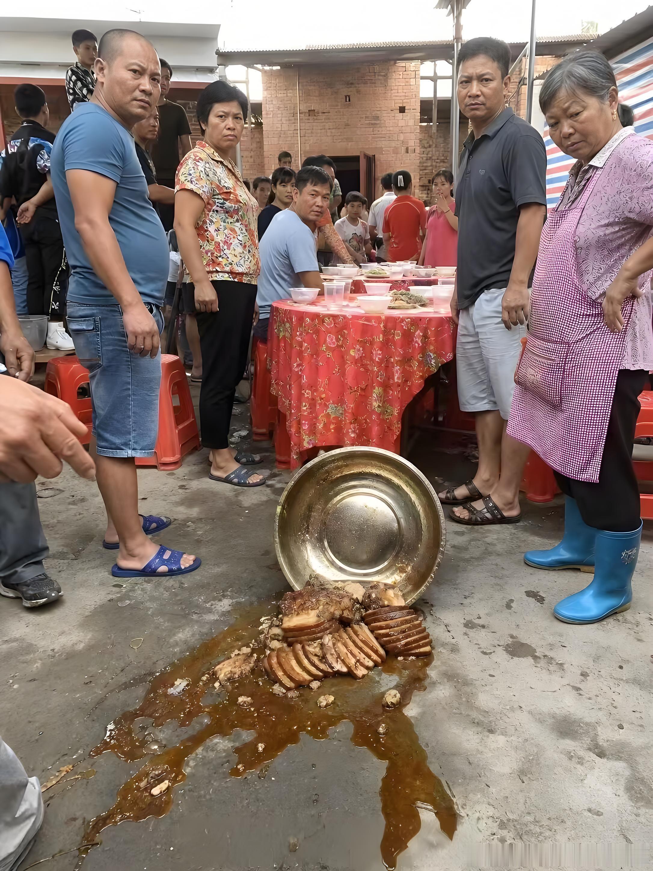 想知道在广西打翻扣肉的罪行有多重吗？看看周围人想刀了你的眼神就明白了！ 