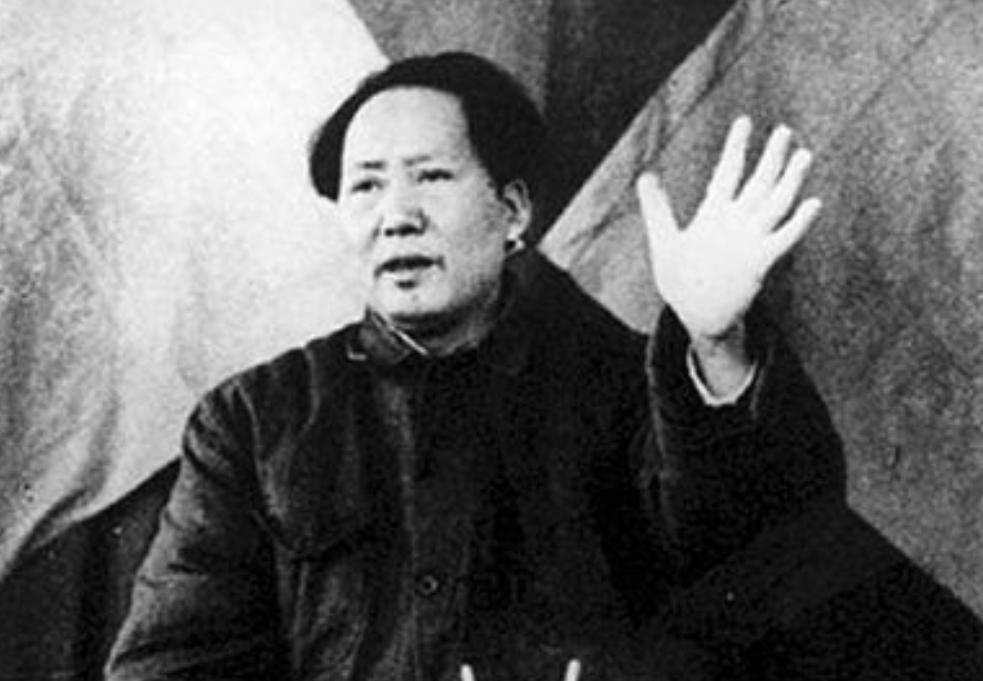1949 年北平和平解放后，九月的一天，毛泽东处理完手头工作，提出要去天坛走走，
