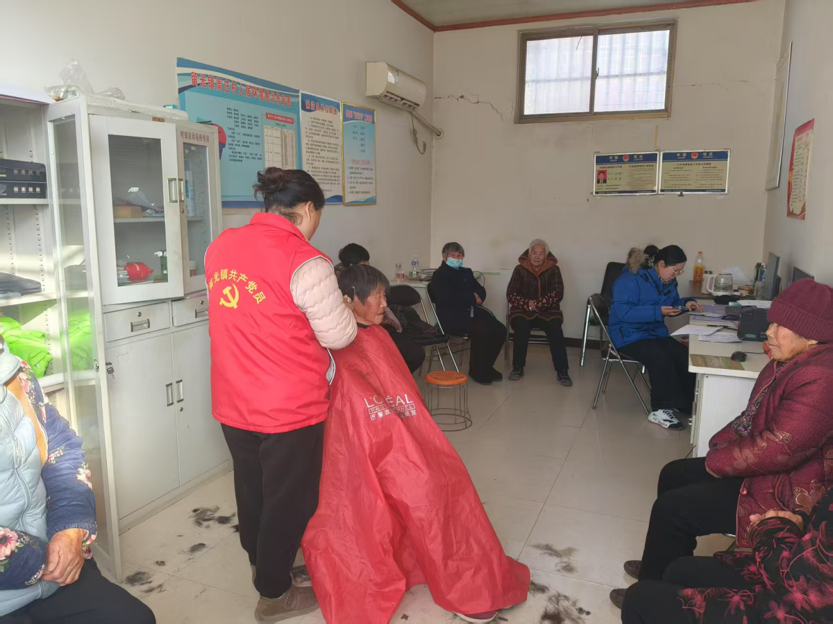 河南封丘：剪刀传递温情 义剪暖透民心