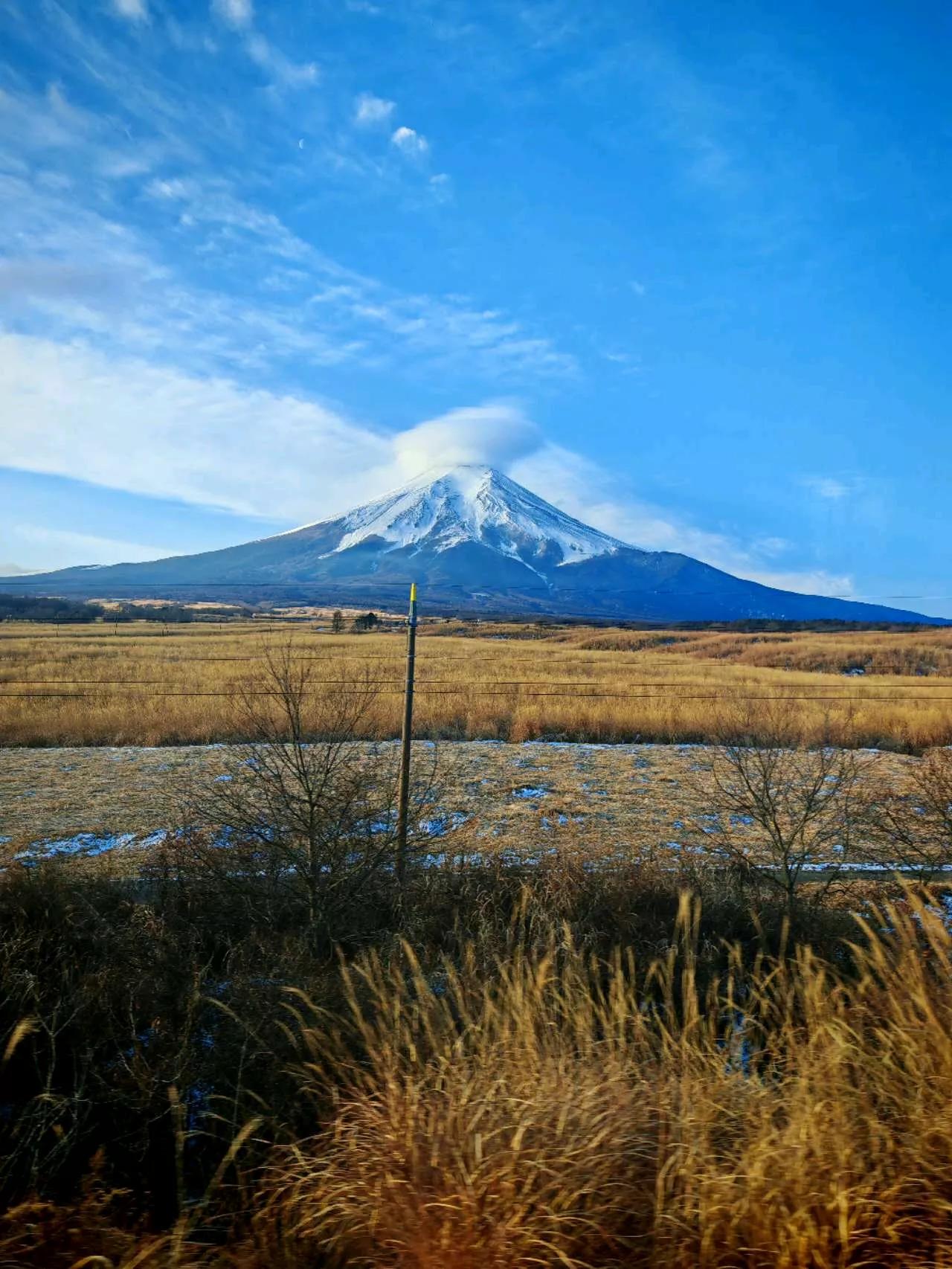 打油诗一首：
观女儿日本旅游所发图片有感
日本国土屁股大，沧海飘起几粒砂。
历史
