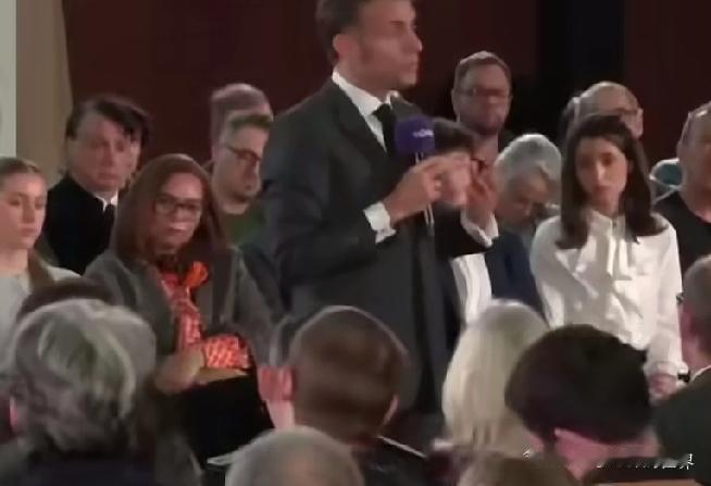 马克龙给法国校园下了“手机封印令”！明年开学起，初中全面禁用手机，高中改完校规也