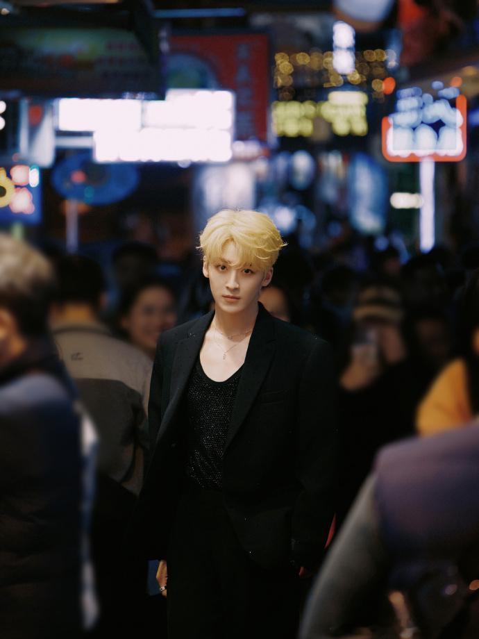 何洛洛星光大赏金发造型  何洛洛星光大赏造型出图  看到何洛洛星光大赏的造型，瞬