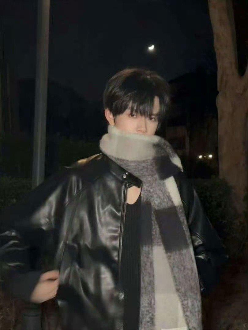 张极蝴蝶结比心 行动力哈哈，满足粉丝的蝴蝶结比心 
