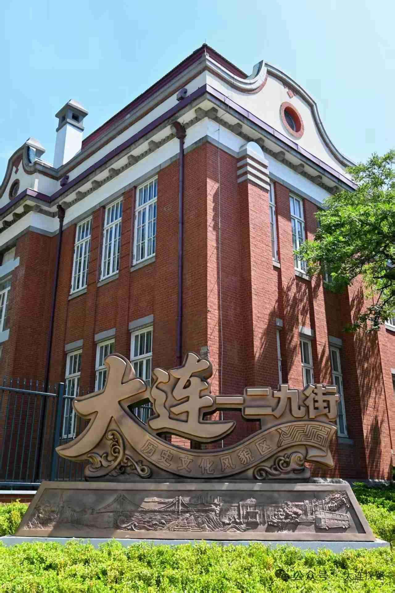 我的今日状态：🥲强颜欢笑
我这里的天气：🌤️多云
红砖未老，1949在街角醒