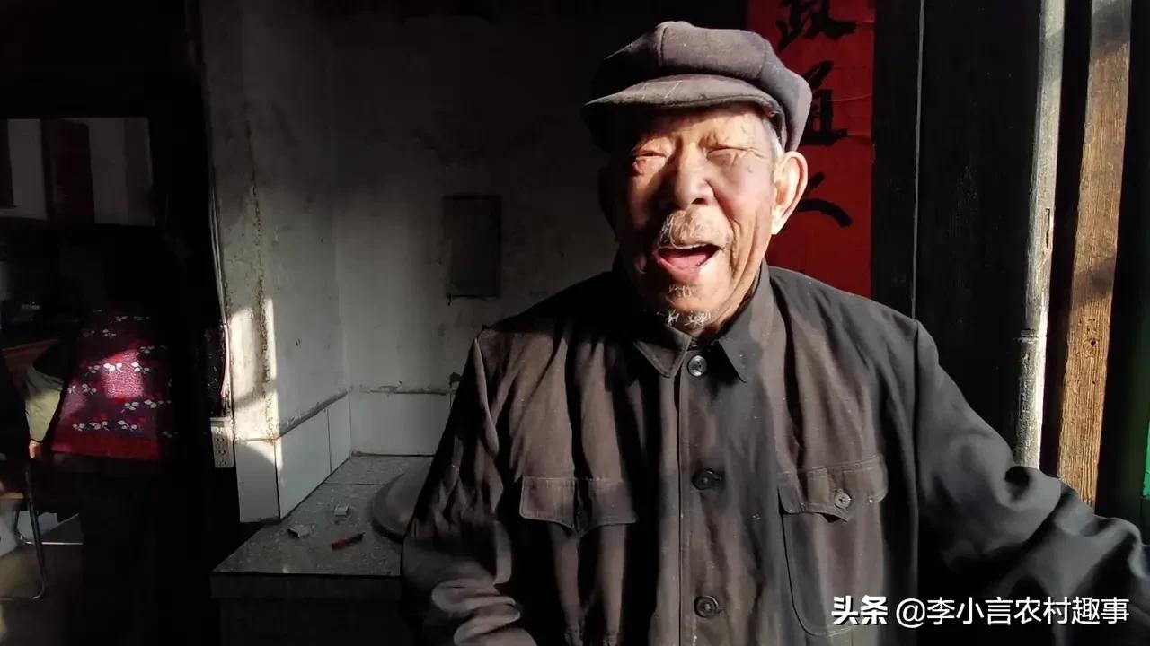 今天，是爷爷去世后的第一个生日。
如果他还在，此刻我们可能到达饭店，准备吃饭给爷