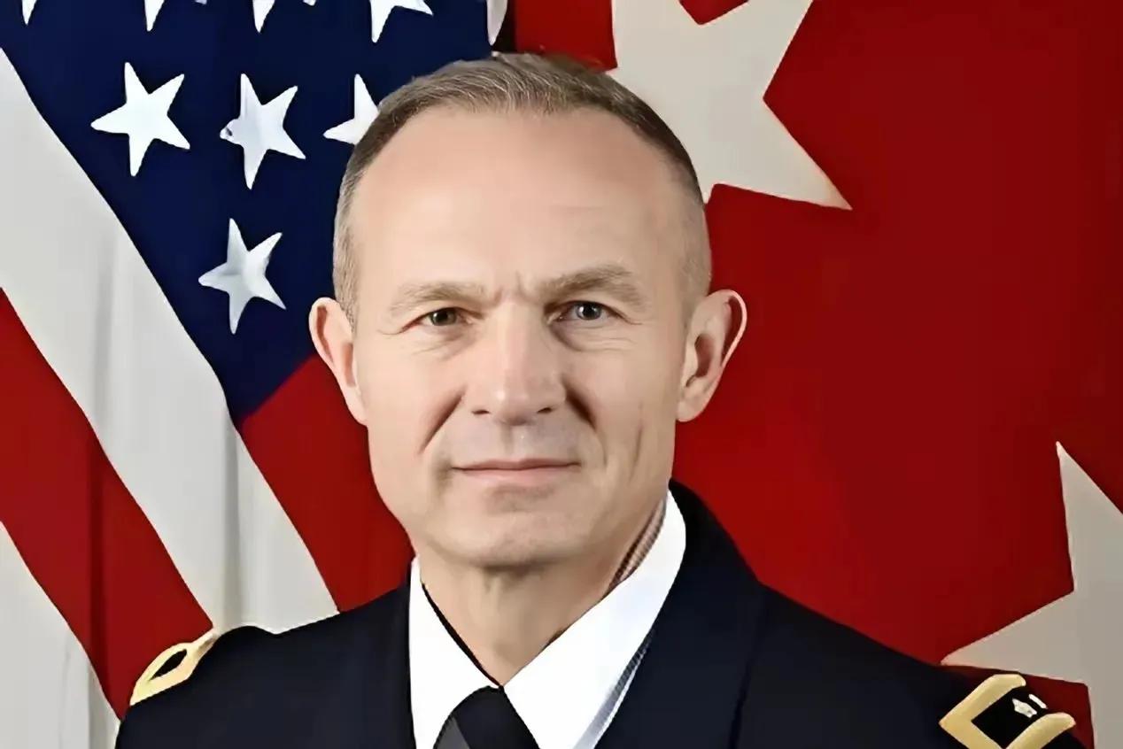 宣布辞职一小时后，美国陆军参谋长说：“一个疯子将带领伟大的美国军队走向毁灭。”这