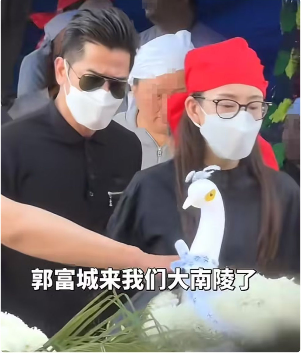 郭富城与方媛现身殡仪馆，他下车时特意绕过来等妻子，真是好老公 