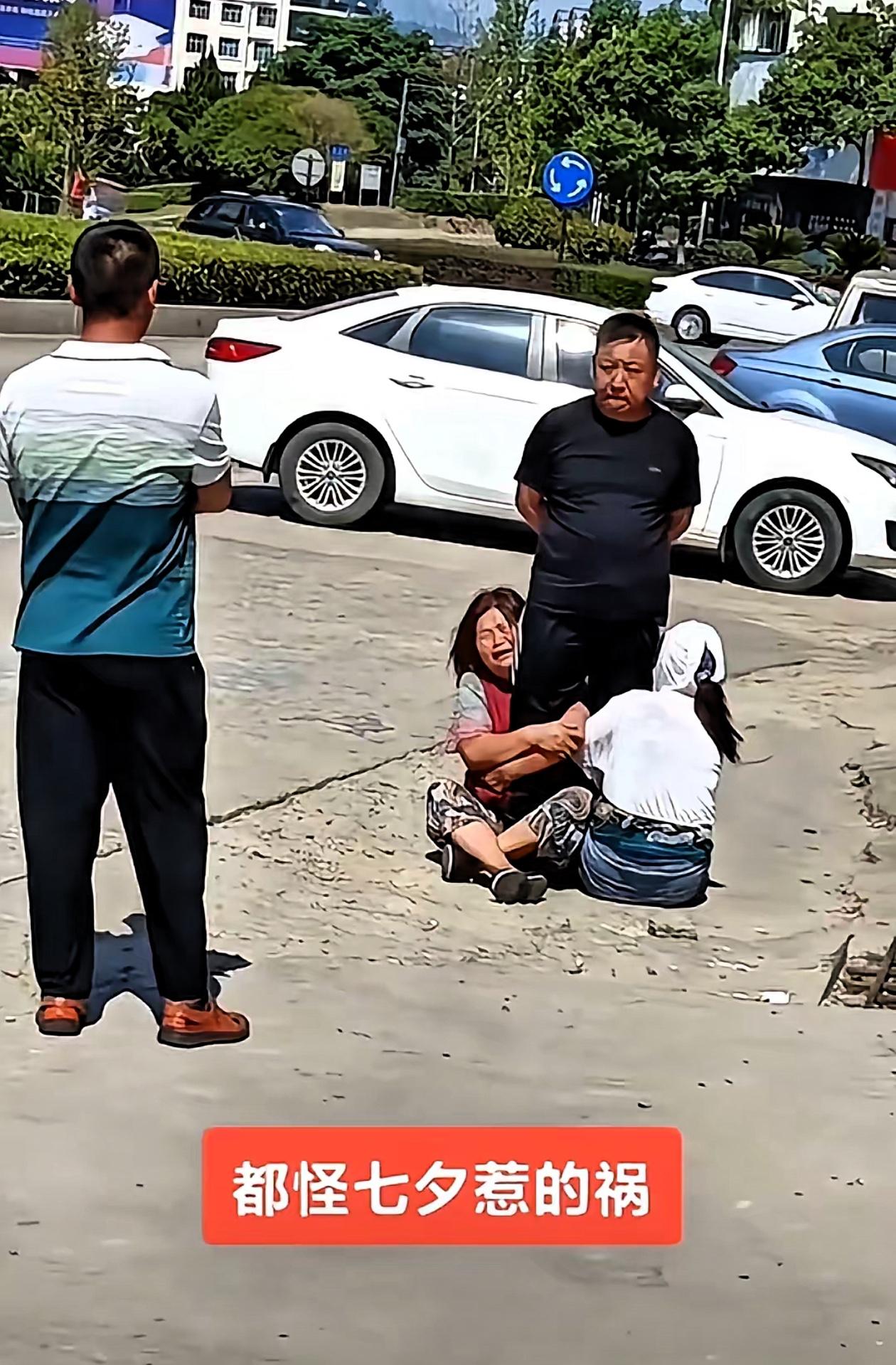 刷到网友发布的微头条，这个画面有点让人无语，“七夕”当日，原配偶遇自己的丈夫与情