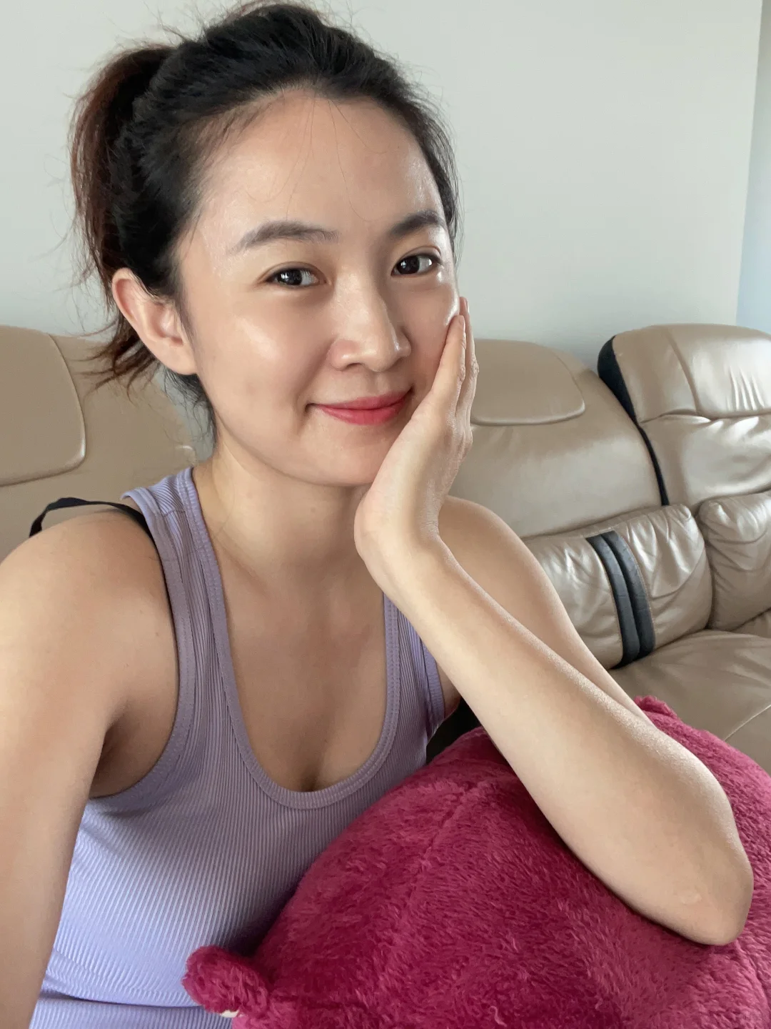 小哥：能加个v吗？ 我：可以啊，但我卖保险的哦