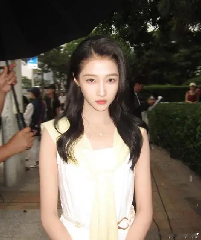 关晓彤一天迎来两喜讯，告别鹿晗女友标签，张艺谋评价被验证 
