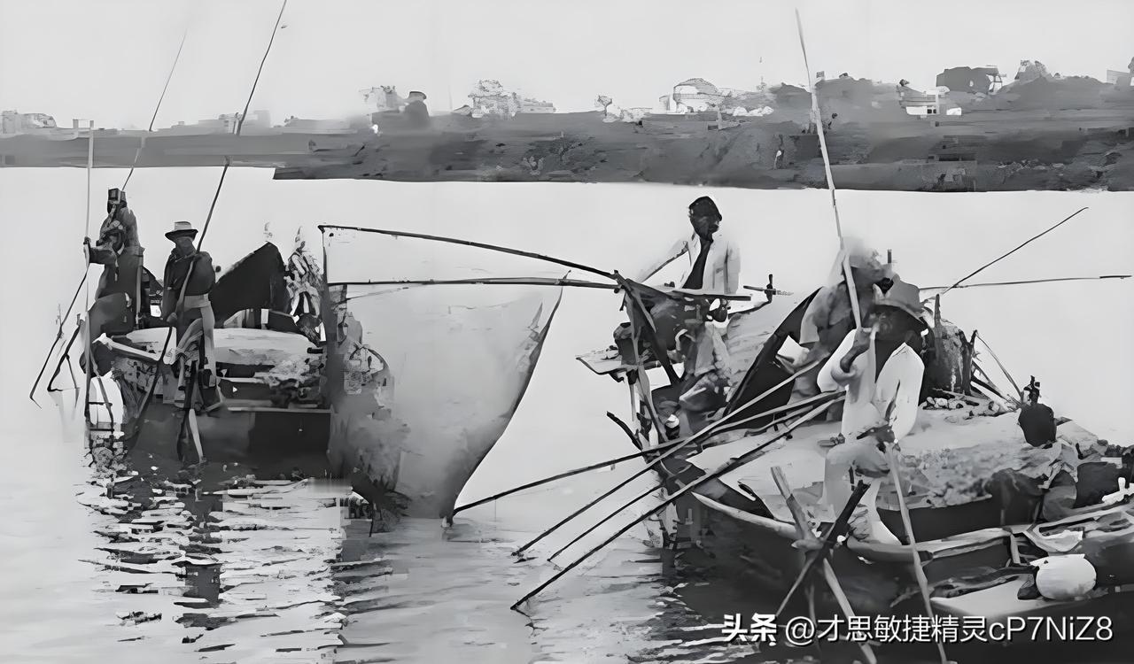 1942年，渔民陈根土载着16个日军过江。船行至江心，原本一脸谄媚的陈根土突然哈