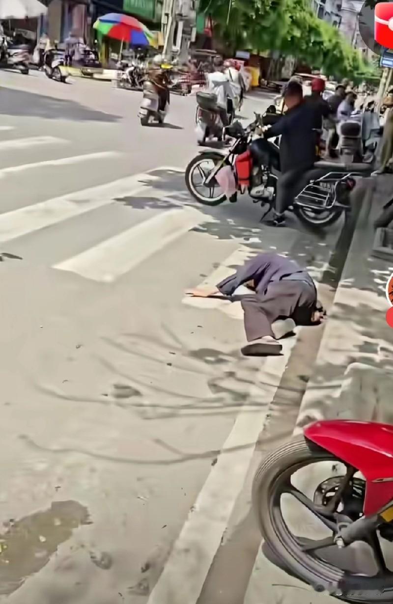 看这张照片，此情此景你会想到什么？是不是会想到门店老板救人却被索赔，最后被迫赔偿