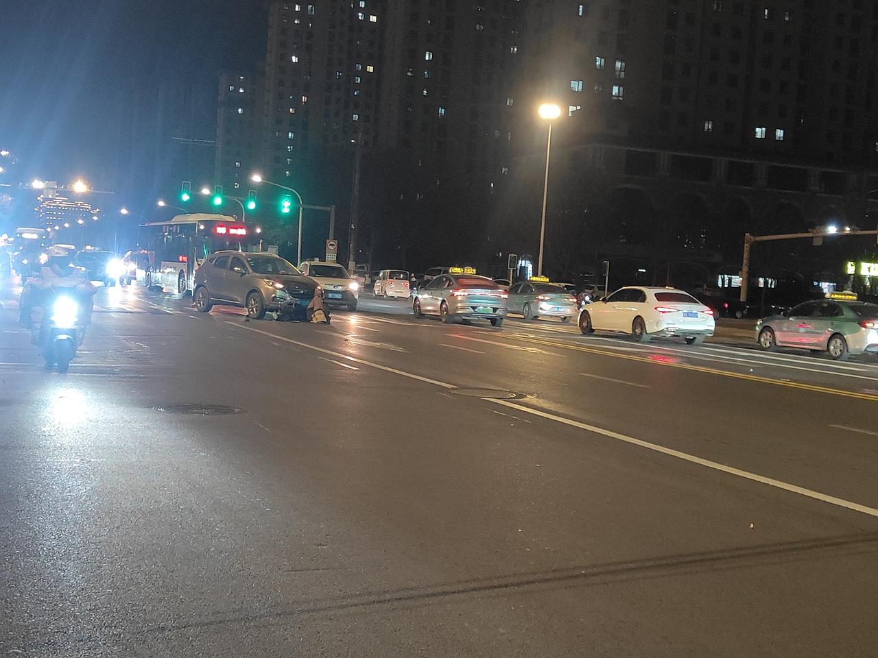 在邢台市襄都区新华南路与龙泉大街交叉口高架桥下面发生了一起交通碰撞事故，只见一辆