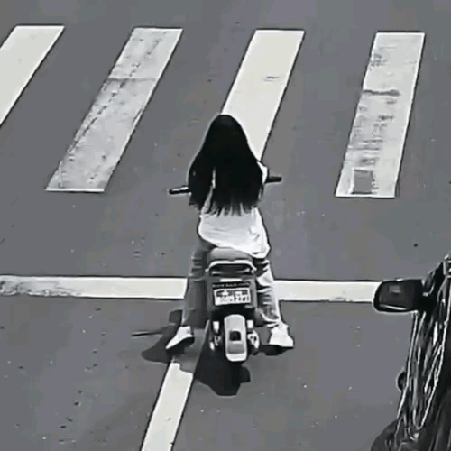 这起事故谁的责任最大呢？有个骑电动车的女孩，在等候绿灯的时候，拿出手机玩自拍。自
