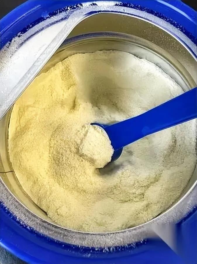 网友防奶粉有奇招！

不是看配料表…

竟让狗子先试吃？！有网友说，自家柯基生病