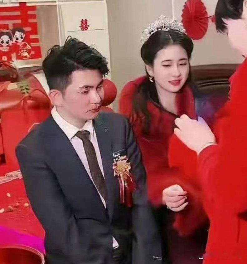 我看了这新郎新娘一眼，突然明白了为什么新郎一脸不开心了，换作是我，我也一样不开心