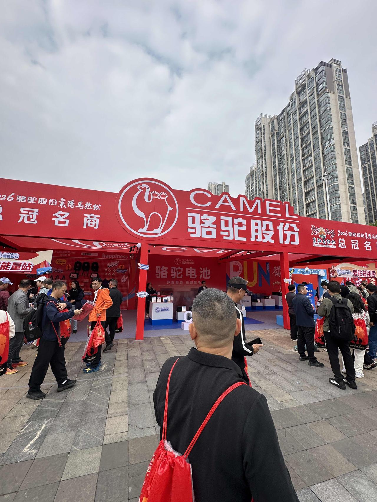 在高铁上遇到一浙江的美女，她来参加襄阳马拉松。她问我多大年纪？是跑全程马吗？我说