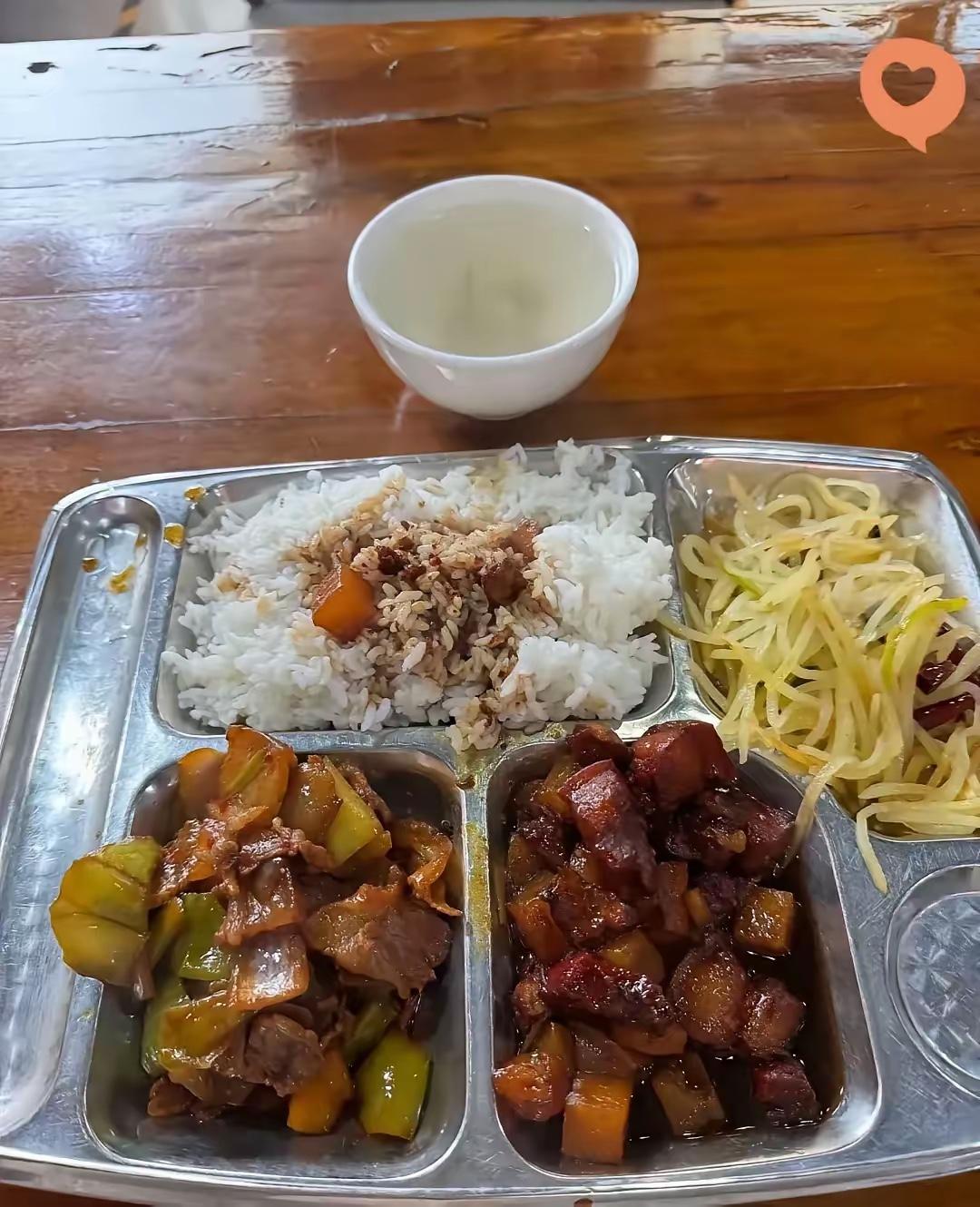 25元，贵不贵？一位江西网友懒的做饭了，到饭店要了一份快餐，三菜一汤，要了他25