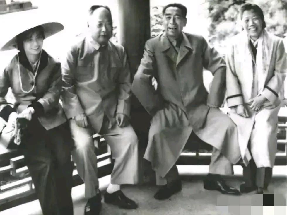 从左到右：张茜，陈毅，周恩来，邓颖超
你们觉得：
1：是周恩来帅，还是陈毅帅？
