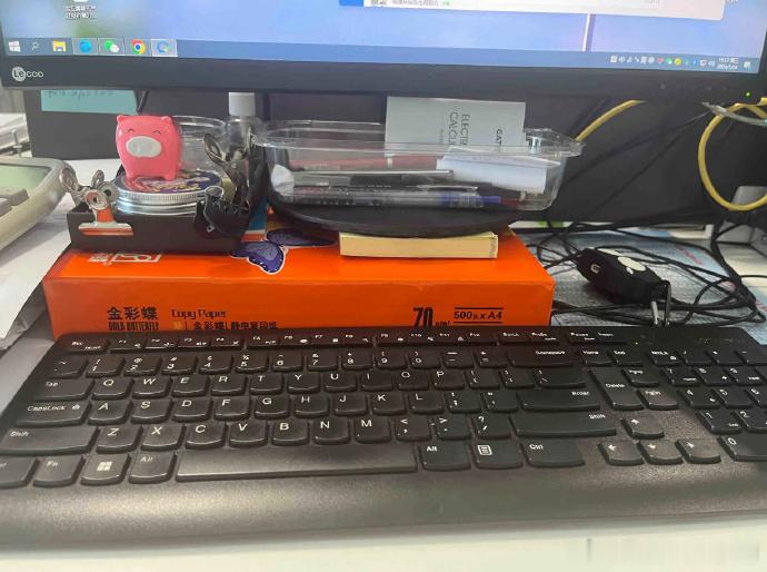 打工人有自己的电脑支架 ​​​