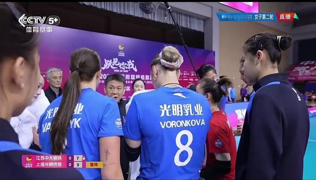 上一场上海女排对福建女排的比赛，球迷们都称赞上海女排主帅蔡斌，没有像曾经担任国家