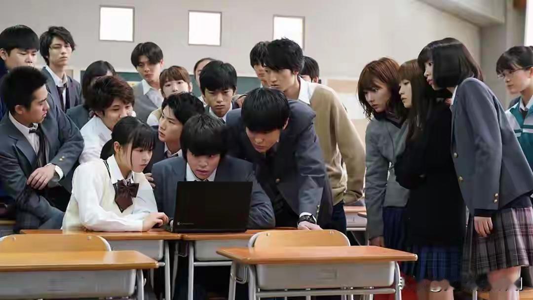 2022年11月，一场网课被陌生声音入侵，老师猝然离世。人们震惊地发现：一群自称