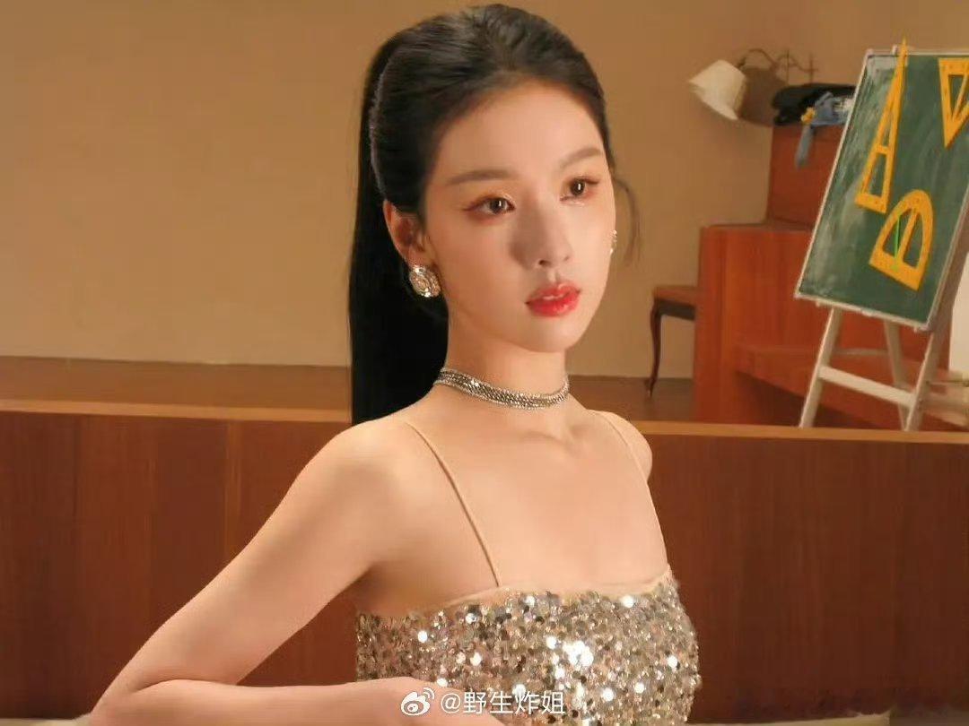 陈都灵高马尾银色吊带抹胸亮片裙造型，这时尚感怎么样？ 