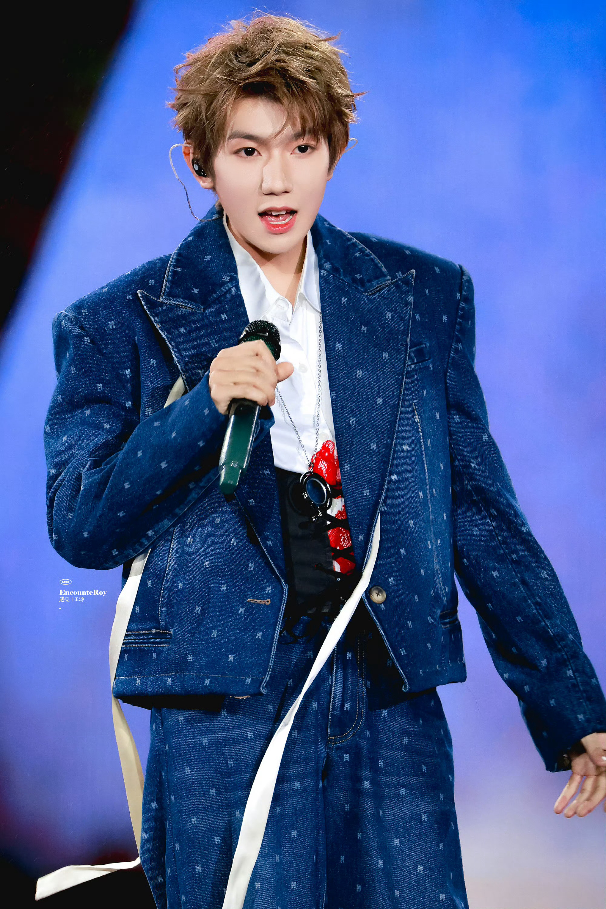 又来跟着王源的站姐欣赏绝世美颜了！！！舞台上闪亮的一颗小甜豆[打call]和汪苏