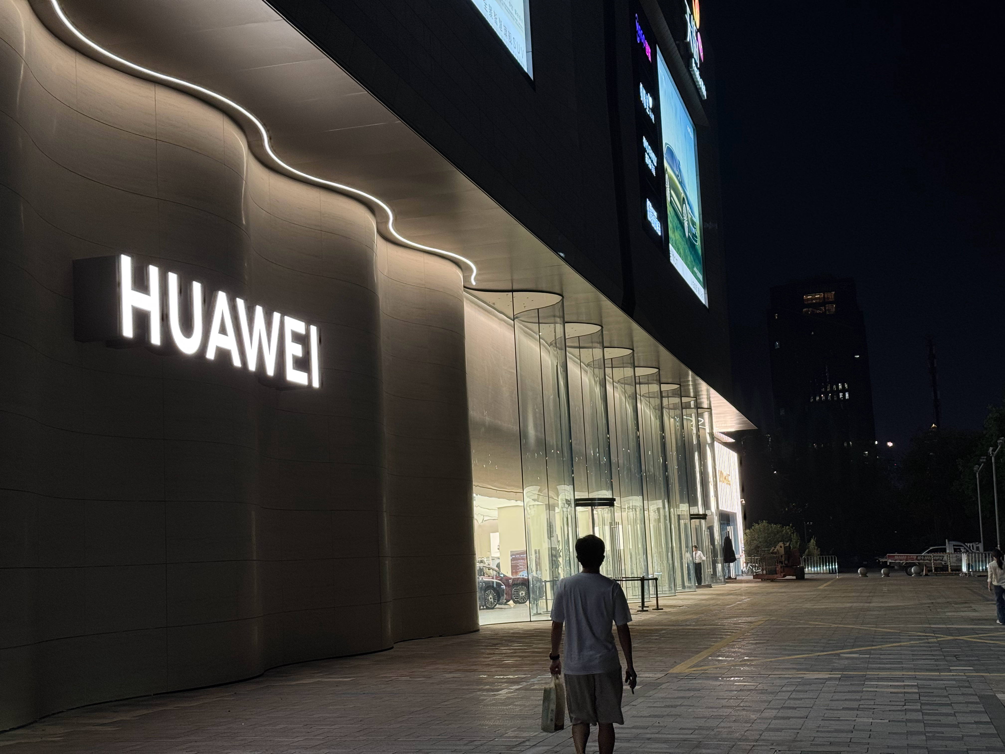 杭州这家华为智能生活馆的外立面确实大气漂亮。 ​​​